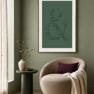 Print artístico Floral Ampersand de Claudia Valenzuela, con hojas y flores violetas sobre fondo verde, disponible en tamaños A3 y A1.